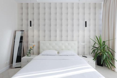 Ένα ή περισσότερα κρεβάτια σε δωμάτιο στο Black&White Apartment in Smart Plaza