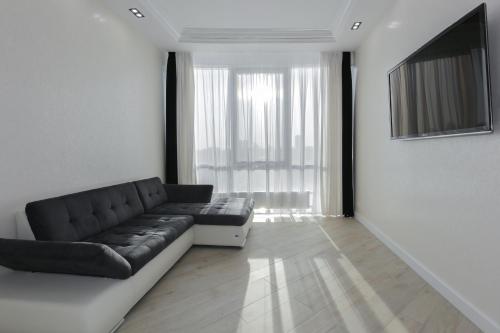 Μια τηλεόραση ή/και κέντρο ψυχαγωγίας στο Black&White Apartment in Smart Plaza