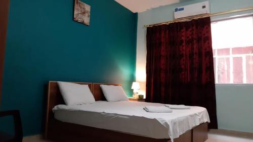 Postel nebo postele na pokoji v ubytování Jordan River Hotel