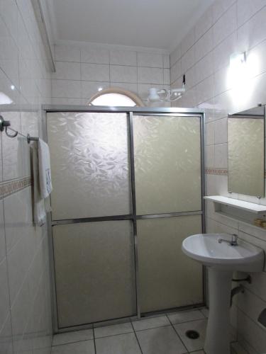 a bathroom with a shower and a sink at Pax Hotel , próximo da 25 de Março, Brás, Bom Retiro e República in São Paulo