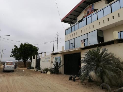 a car parked in front of a building at Auto Hostal Jaramisol in Jaramijó