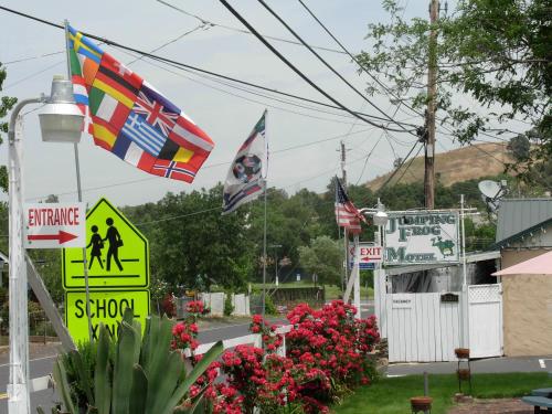 a street scene with flags and a street sign at Jumping Frog Motel in Angels Camp