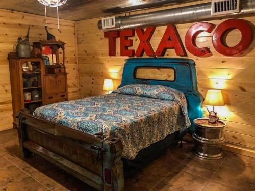 Ein Bett oder Betten in einem Zimmer der Unterkunft Samantha's Timber Inn