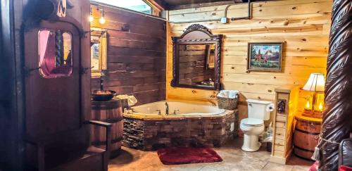 Bilik mandi di Samantha's Timber Inn