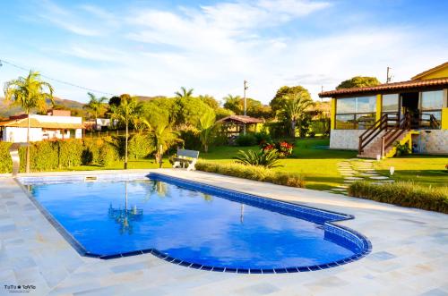 - une piscine dans l'arrière-cour d'une maison dans l'établissement TuTu TonTo Acomodações e Lazer, à Capitólio