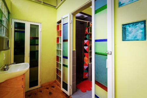 un bagno con doccia, lavandino e doccia di Hostal México Airport CDMX a Città del Messico