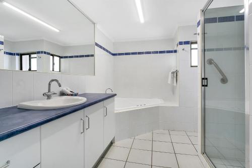 Un baño de Roydon Beachfront Apartments