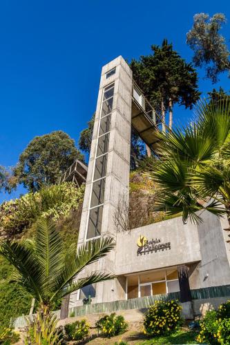a building with a tree on the side of it at Departamento Frente al Mar in Puchuncaví