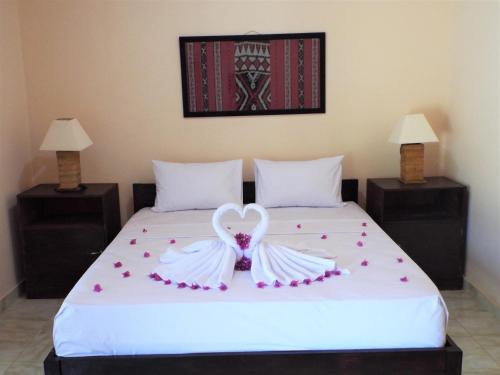 سرير أو أسرّة في غرفة في Coconut Bungalow