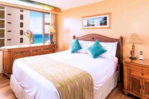 sypialnia z dużym łóżkiem i oknem w obiekcie Tropical Escape, Ocean Views Condo with Parking w mieście Honolulu