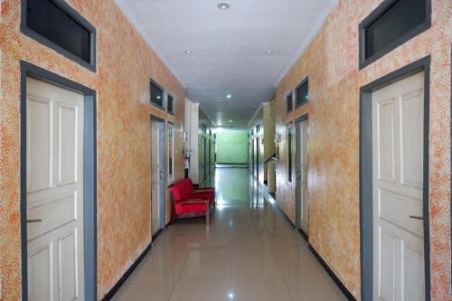 Χώρος καθιστικού στο RedDoorz near GOR Wisanggeni