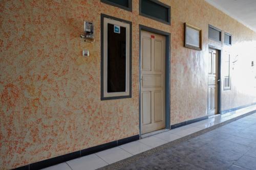 Φωτογραφία από το άλμπουμ του RedDoorz near GOR Wisanggeni σε Tegal