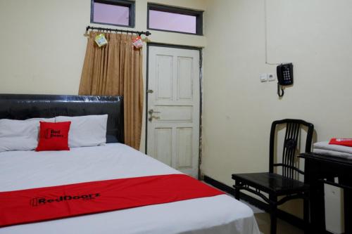 Tempat tidur dalam kamar di RedDoorz near GOR Wisanggeni