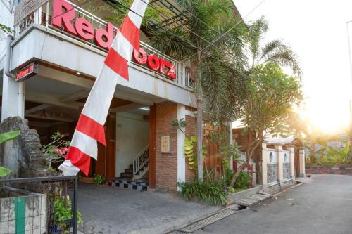Φωτογραφία από το άλμπουμ του RedDoorz Syariah near Menara Kudus σε Kudus