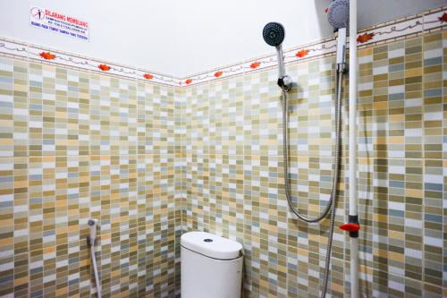 パルにあるRedDoorz near Mutiara SIS Al Jufrie Airport Paluのバスルーム(シャワー、トイレ付)