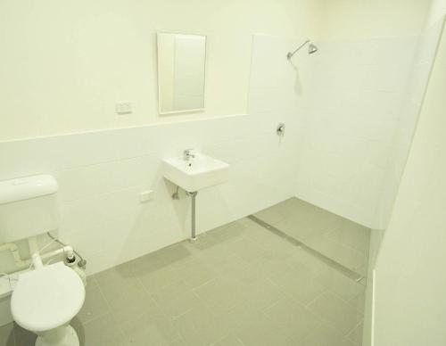 莫斯谷Argyle Hotel Southern Highlands的带马桶和水槽的白色浴室