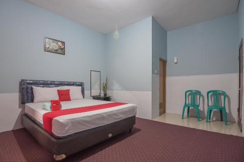 سرير أو أسرّة في غرفة في RedDoorz near Happy Farm Ciwidey