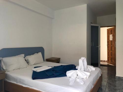 Un pat sau paturi într-o cameră la Vila Tanase
