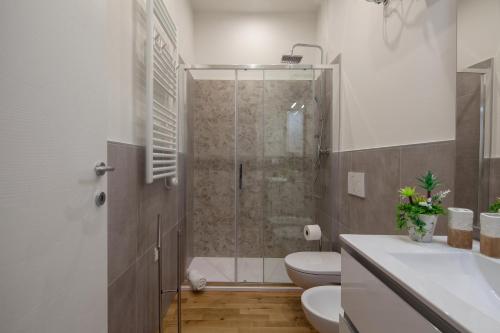 ein Bad mit einer Dusche, einem WC und einem Waschbecken in der Unterkunft LEO'S HOME in La Spezia