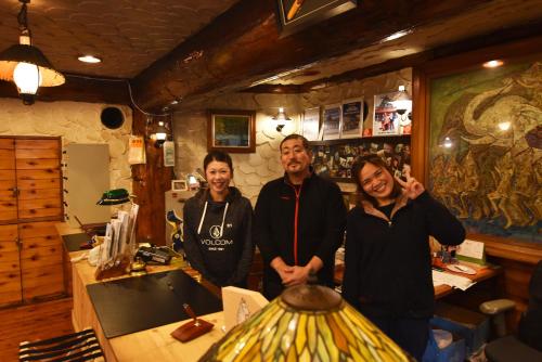 蔵王温泉にあるForest Inn Sangoroの三人の集団