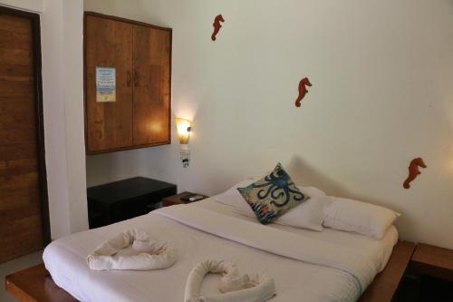 a bedroom with two towels on a bed at Montego Bay Beach Village - Morjim in Morjim