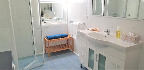 Et badeværelse på Coppers Hill Private Accommodation