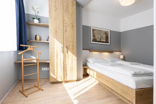 Кровать или кровати в номере Christian Apartments Oper - contactless check in - by Arbio