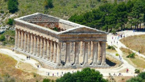 a large building with columns on the side of a hill at Piccolo Sole d'oro - appartamenti in Calatafimi