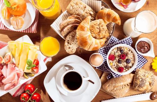 einen Tisch voller Frühstückslebensmittel und Kaffee auf dem Tisch in der Unterkunft Sonnenchalets in Zsira