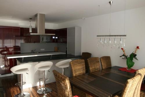 cocina y comedor con mesa y sillas en Appartement Crystal by Schladmingurlaub, en Schladming