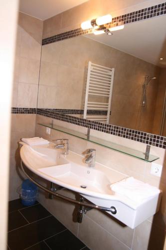 a bathroom with two sinks and a mirror at Appartement Crystal by Schladmingurlaub in Schladming