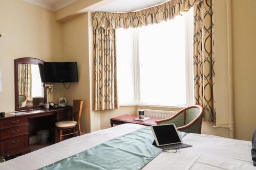 TV a/nebo společenská místnost v ubytování Marsham Court Hotel