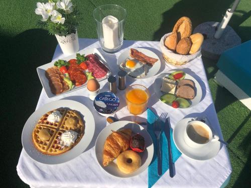 Een tafel met ontbijtproducten erop. bij Venus Star Resort - FKK Nudist Swingers - Only Couples in Maspalomas