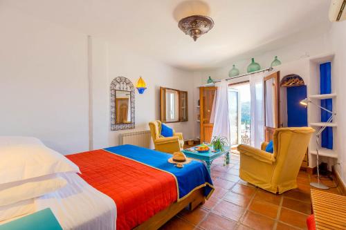 CartajimaにあるHotel Los Castañosのベッドルーム1室(ベッド1台、椅子2脚、テーブル付)