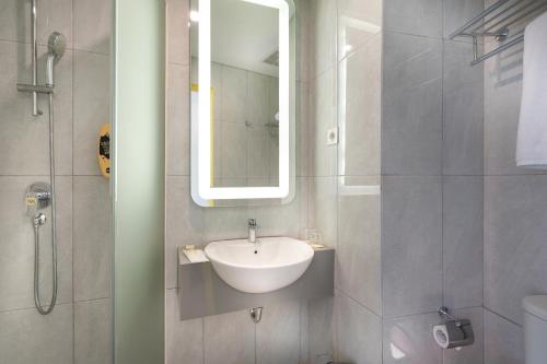 Koupelna v ubytování Yello Hotel Manggarai