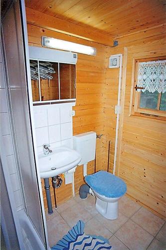 Vonios kambarys apgyvendinimo įstaigoje Holzblockhaus-in-Putbus-in-idyllischer-Alleinlage