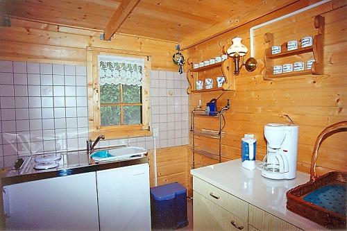 Holzblockhaus-in-Putbus-in-idyllischer-Alleinlageにあるキッチンまたは簡易キッチン