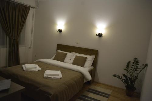a bedroom with a bed with two towels on it at Casa Muskátli Vendégház in Sovata