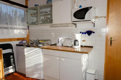 Bungalow im Grünenにあるキッチンまたは簡易キッチン