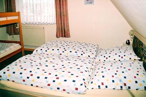 een bed met polka dot lakens in een slaapkamer bij 3-Raum-Ferienwohnung-in-Zirkow (Nähe Binz) in Zirkow