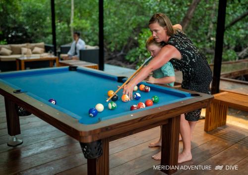 שולחן ביליארד ב-Meridian Adventure Marina Club & Resort