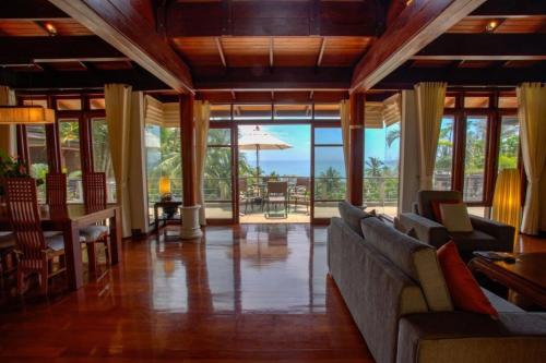 Area soggiorno di Luxury 5 bedrooms Villa with Seaview Infinity Pool overlooking Surin Beach