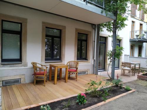 een patio met stoelen en een tafel op een huis bij Neustadt - Paradies in Dresden