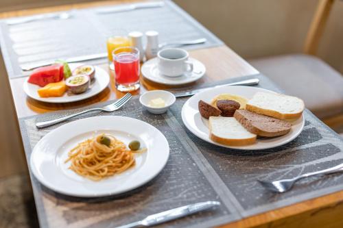 une table avec deux assiettes de nourriture dessus dans l'établissement Greenery Hotel, à Đà Nẵng