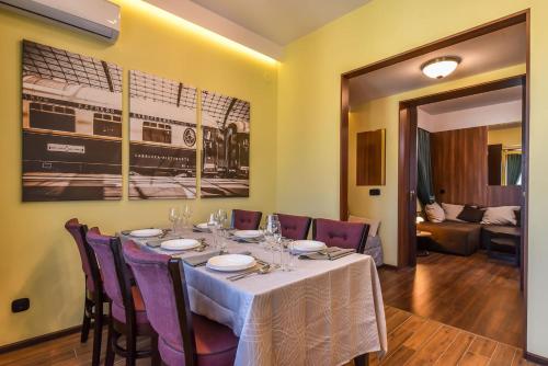 A seating area at Palace of Culture 2-Bedroom Retreat on Skobelev blvd