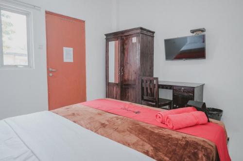 A bed or beds in a room at RedDoorz near Gatot Subroto Lampung 2