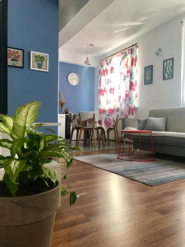 uma sala de estar com um sofá e uma mesa em Klimatyczne mieszkanie na Starym Mieście em Plock