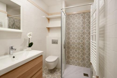 a bathroom with a toilet and a sink and a shower at El Roblón de la Estafeta in Pamplona