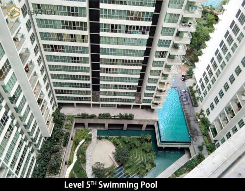 eine Luftansicht eines hohen Gebäudes mit einem Pool in der Unterkunft Regalia Residence The Sky Pool Suite in Kuala Lumpur