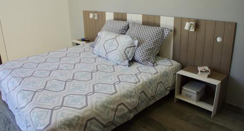 - une chambre avec un lit et une table de nuit dans l'établissement UZES DECOUVERTES, à Uzès